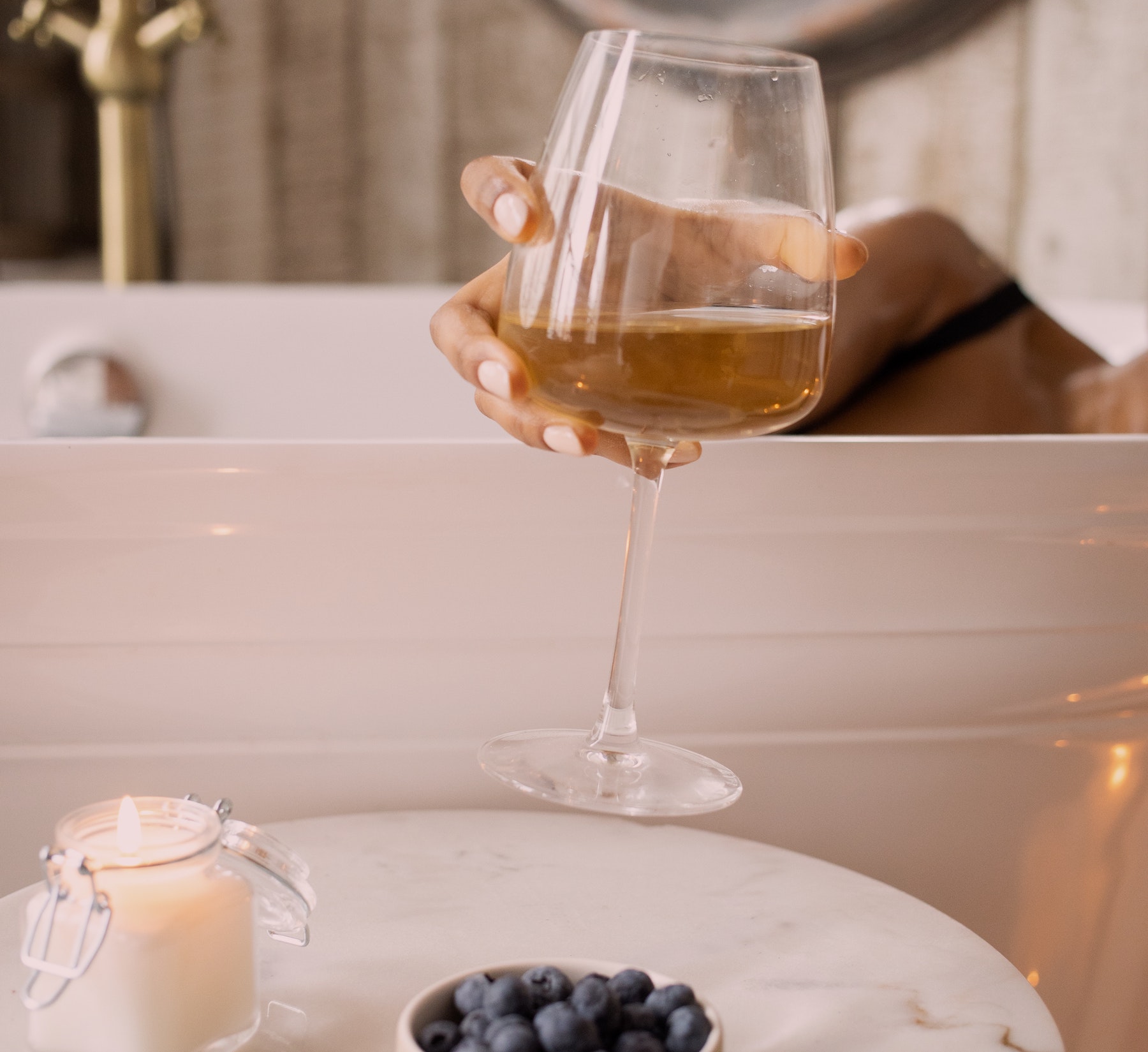 i benefici di bere vino bianco in relax