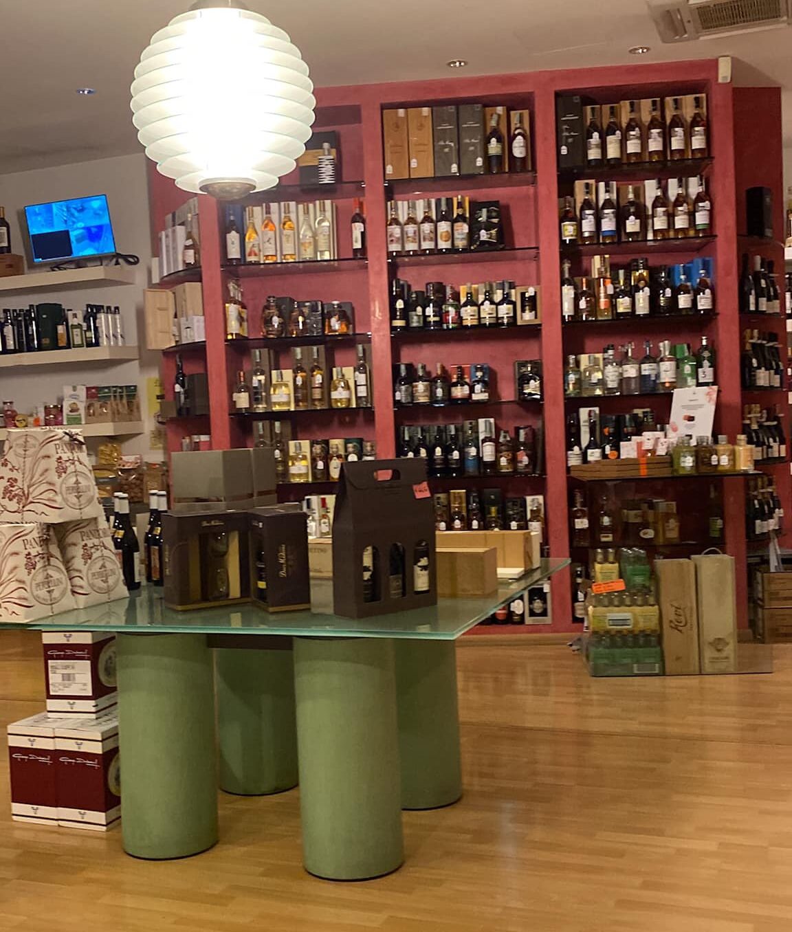 interno dell'enoteca le lune per il tuo regalo di natale a imola