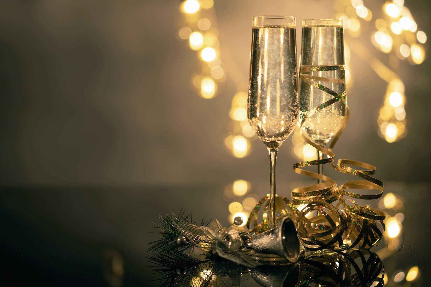 due calici di vino per brindisi di capodanno