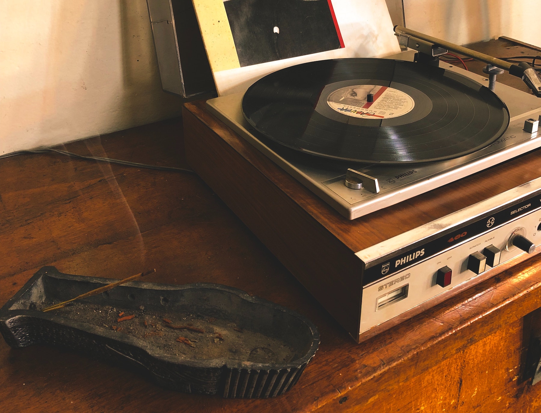 giradischi aperto con vinile in riproduzione con musica di natale alternativa